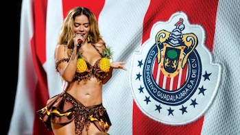 Bailarín de Karol G se lleva la noche tras vestir la camiseta de Chivas en el escenario de Coachella 2026