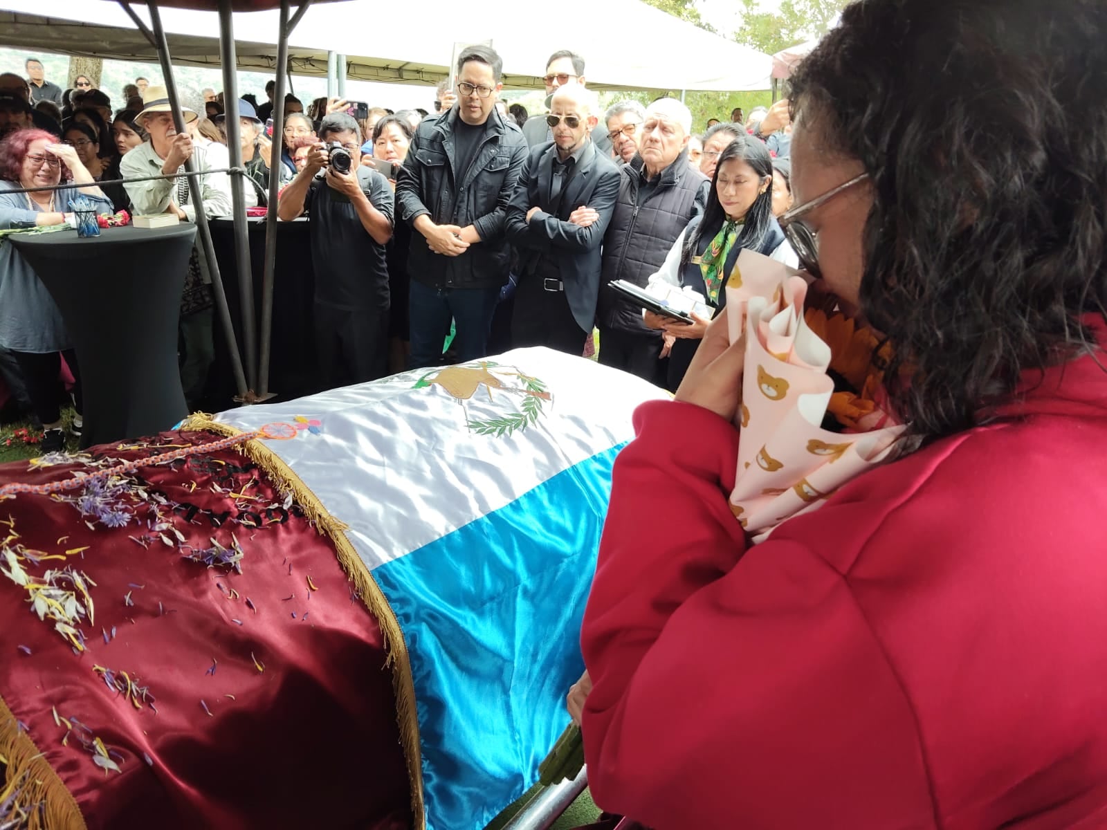 Entre lluvia y lágrimas: Imágenes del último adiós al ex Fiscal y abogado Francisco Solórzano Foppa