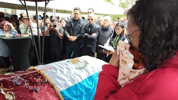 Entre lluvia y lágrimas: Imágenes del último adiós al ex Fiscal y abogado Francisco Solórzano Foppa