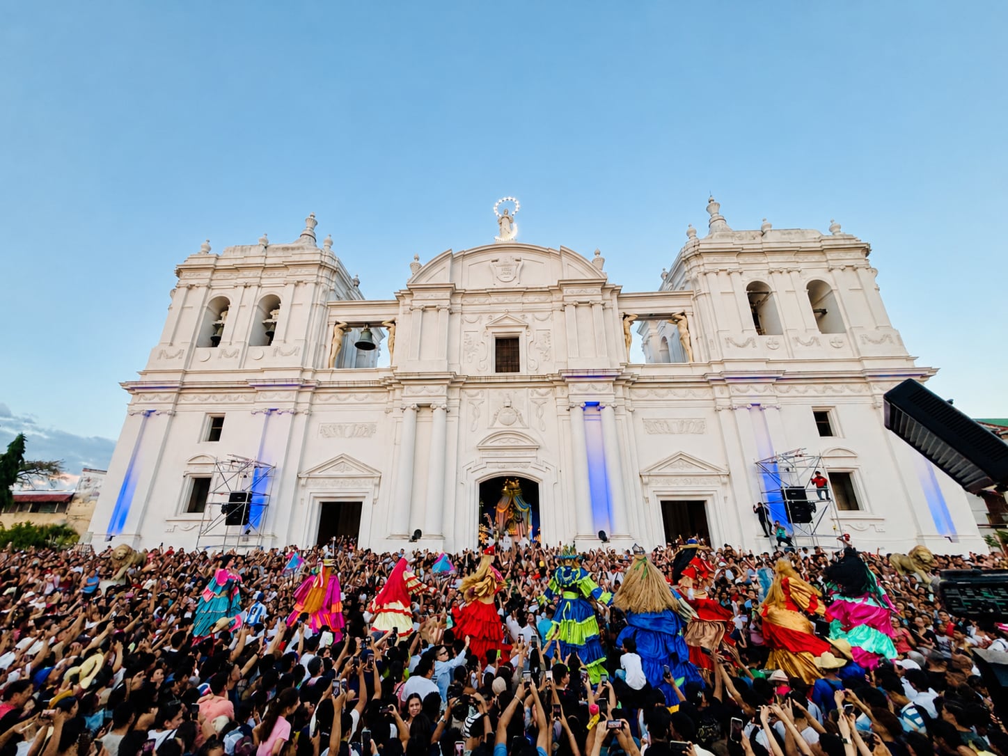 La celebración en León incorpora a La Gigantona, el Enano Cabezón y los toros encuetados como parte de su expresión cultural./ (Esteban Nogales/ Canal 6 Nicaragua)