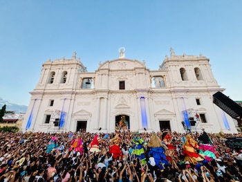 La celebración en León incorpora a La Gigantona, el Enano Cabezón y los toros encuetados como parte de su expresión cultural./ (Esteban Nogales/ Canal 6 Nicaragua)