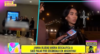 Imagen en pantalla dividida. Izquierda: grupo de hombres en un aeropuerto. Derecha: Vania Bludau es entrevistada de noche con un micrófono
