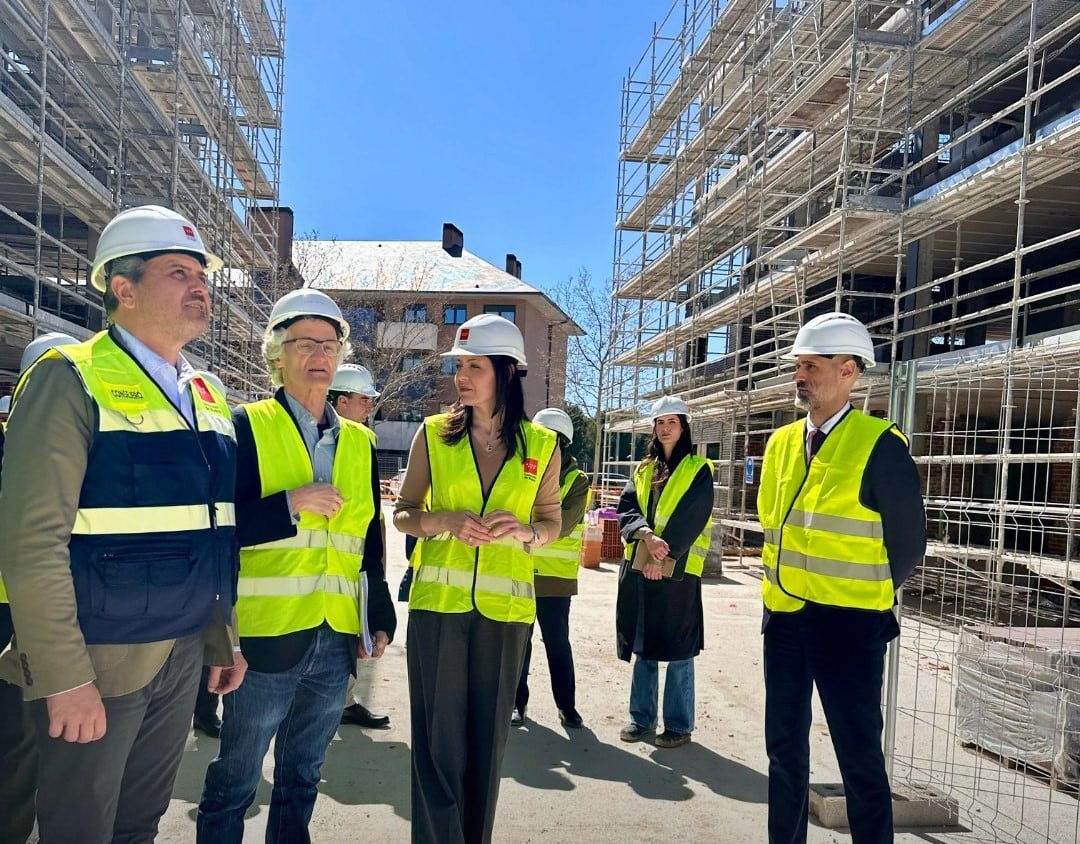 La alcaldesa de Majadahonda visitando las obras del Plan Vive en el municipio