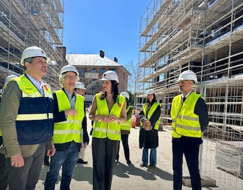 La alcaldesa de Majadahonda visitando las obras del Plan Vive en el municipio
