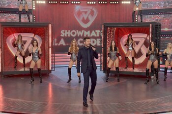 Marcelo Tinelli con las bailarinas