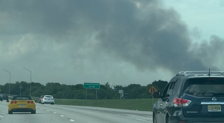 Las autoridades indicaron que el incendio en Broward no amenazaba viviendas ni comercios y que no había cierres de rutas ni alertas por calidad del aire (CBS Miami)