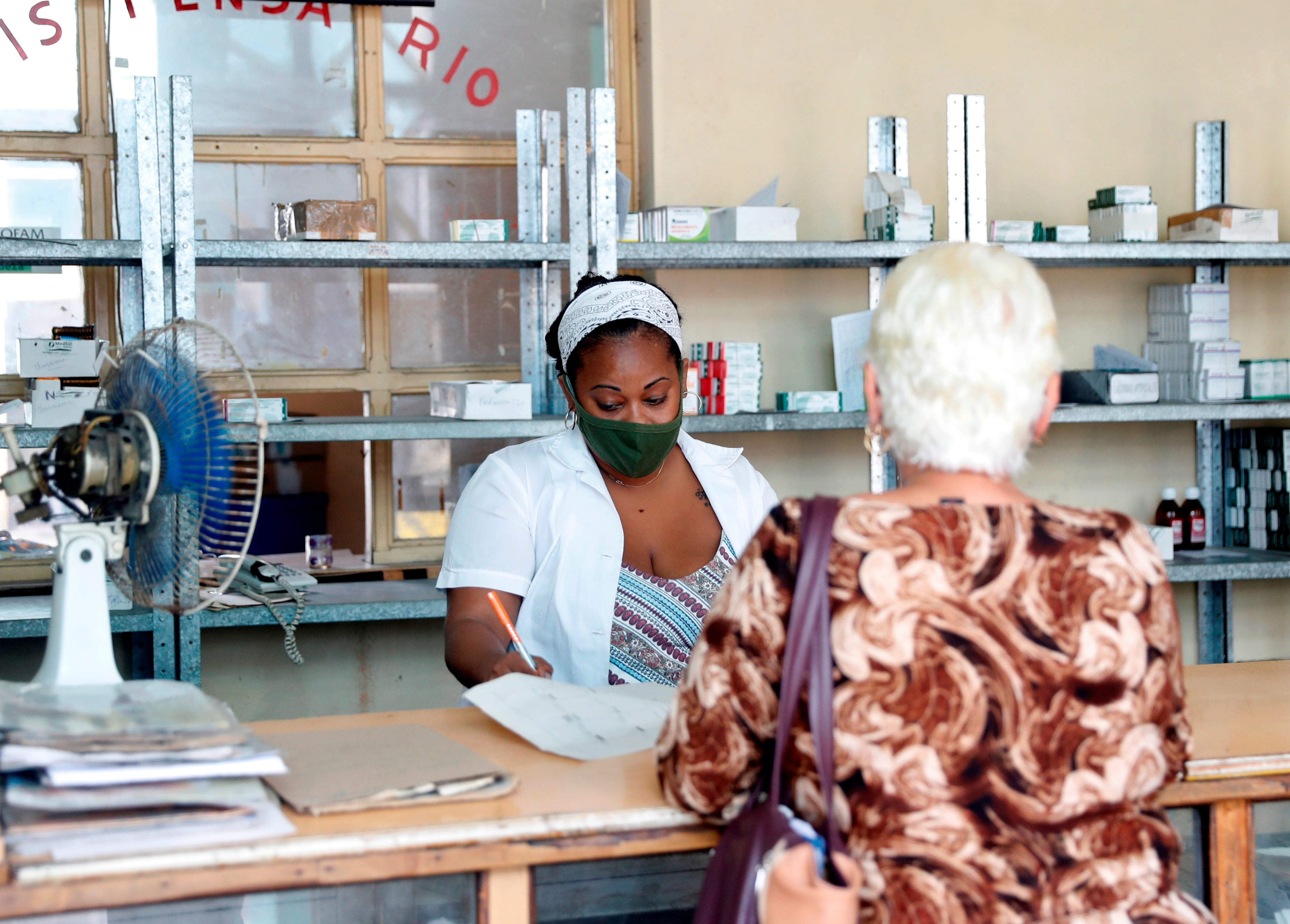 Una mujer compra medicamentos en una farmacia en La Habana (Cuba). EFE/ Yander Zamora