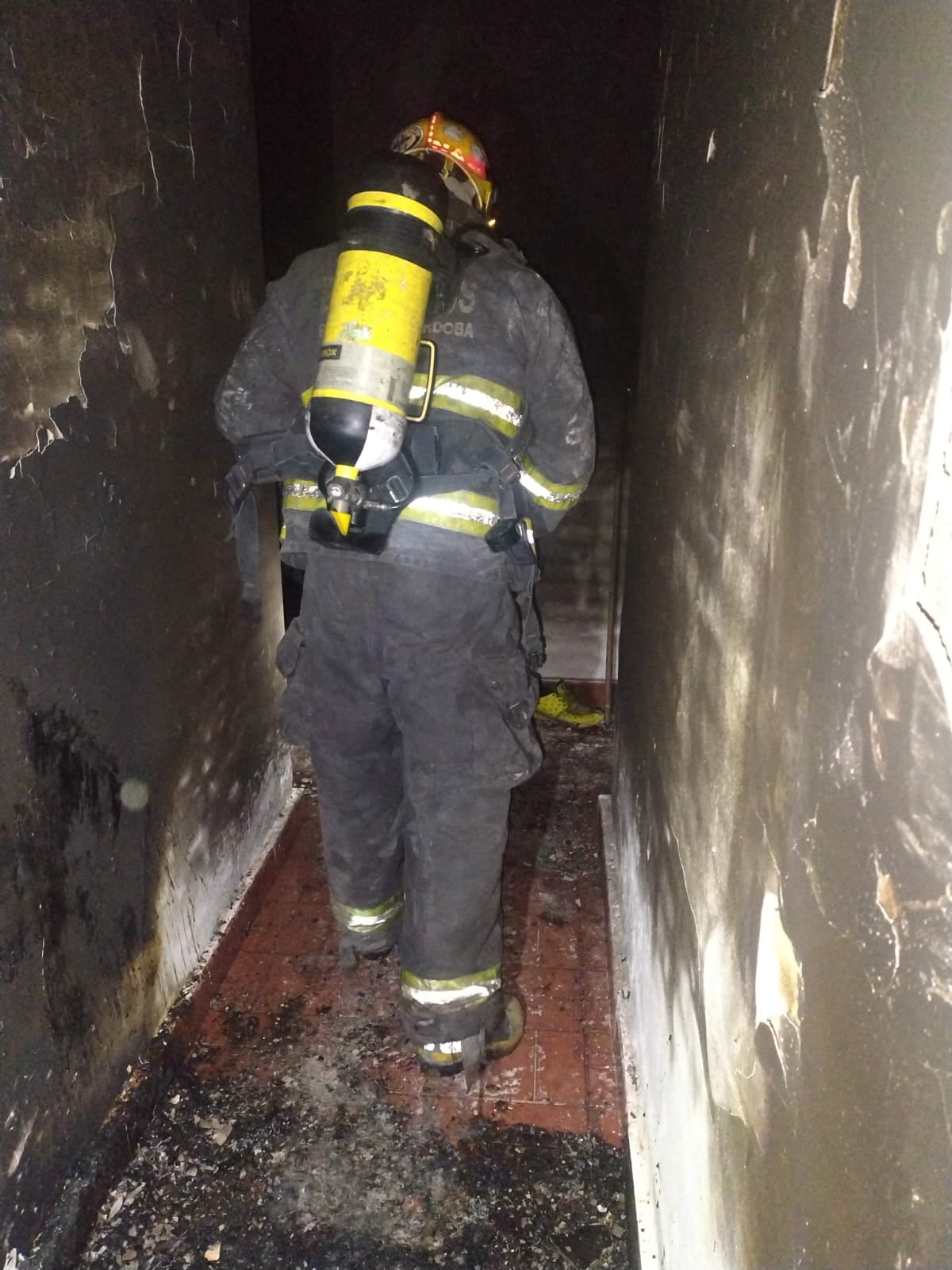 Los bomberos rescataron con vida pero inconsciente al hombre atrapado en la vivienda incendiada de Córdoba, aunque murió minutos después