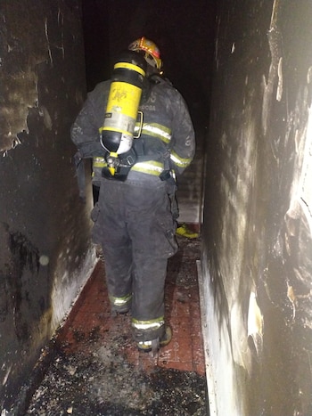 Los bomberos rescataron con vida pero inconsciente al hombre atrapado en la vivienda incendiada de Córdoba, aunque murió minutos después