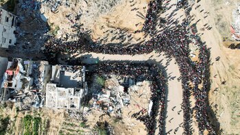 Una vista de dron muestra a los palestinos reunidos.