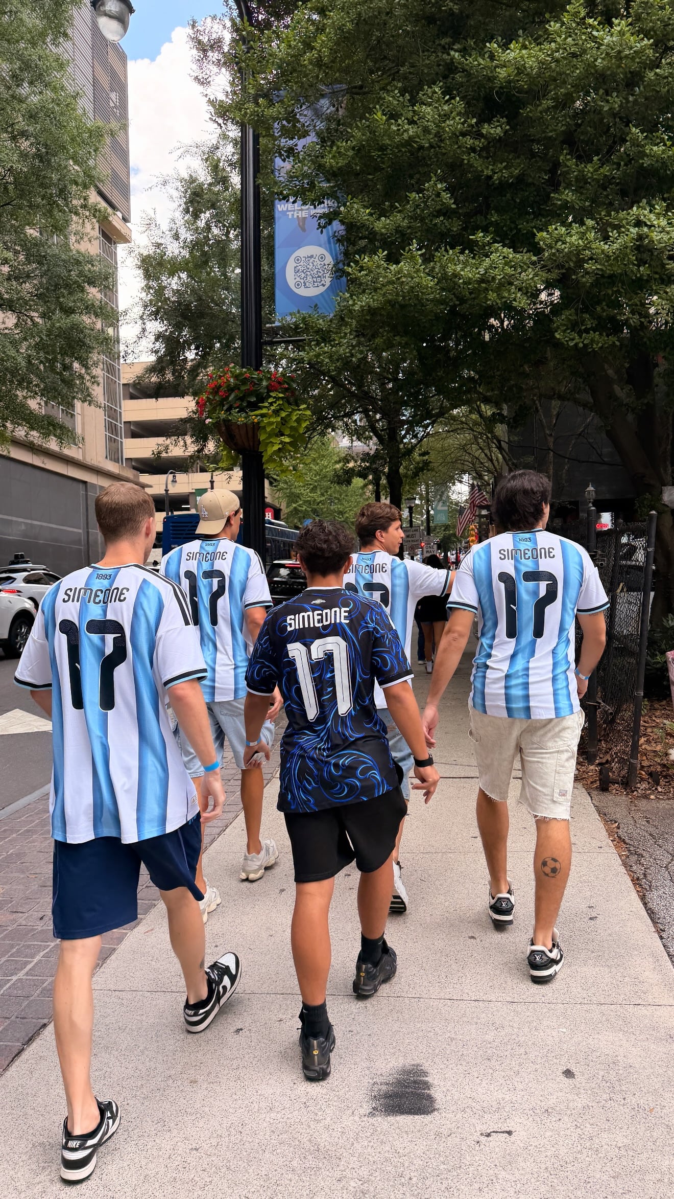 Toda la tropa Simeone caminando rumbo al estadio para alentar a Giuliano