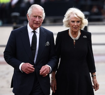 Carlos y Camila, vestidos de negro (REUTERS/Henry Nicholls)