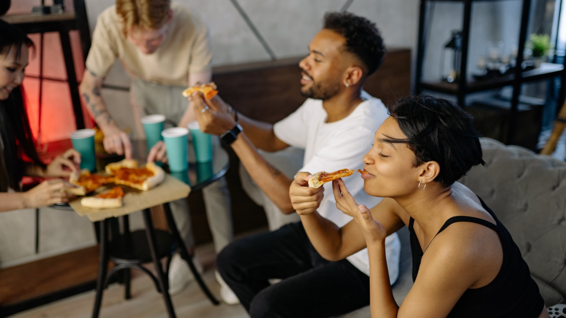Cena de amigos. (Canva)