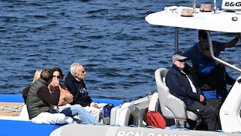 Juan Carlos I disfruta de una jornada en alta mar junto a su familia en Sanxenxo antes de la gran cita de las regatas