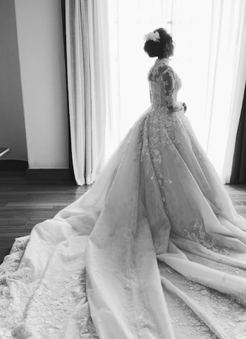 El vestido de Karla Díaz exhibe detalles personalizados y materiales exclusivos
(Foto: Instagram/@pabloahum)