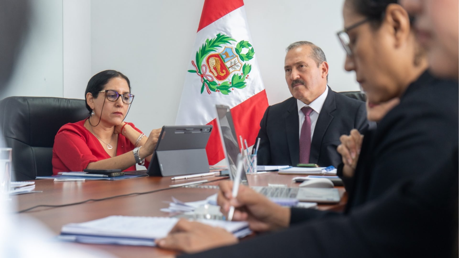 El superintendente nacional de Migraciones del Perú, Luis Yunis Herrera, encabeza una reunión con autoridades de la región sobre migración irregular y seguridad. (Migraciones)