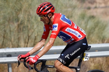 El líder de la Vuelta, Enric Mas (c), durante la 12ª etapa de La Vuelta a España, de 167 km de recorrido entre las localidades de Vera y Calar Alto-crédito Javier Lizón/EFE