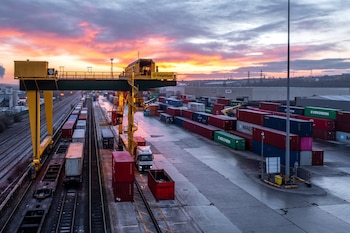 Si bien el servicio ferroviario continúa absorbiendo mayores volúmenes de carga, el desafío se traslada hacia la infraestructura logística que conecta ambos modos de transporte (Foto: Shutterstock)