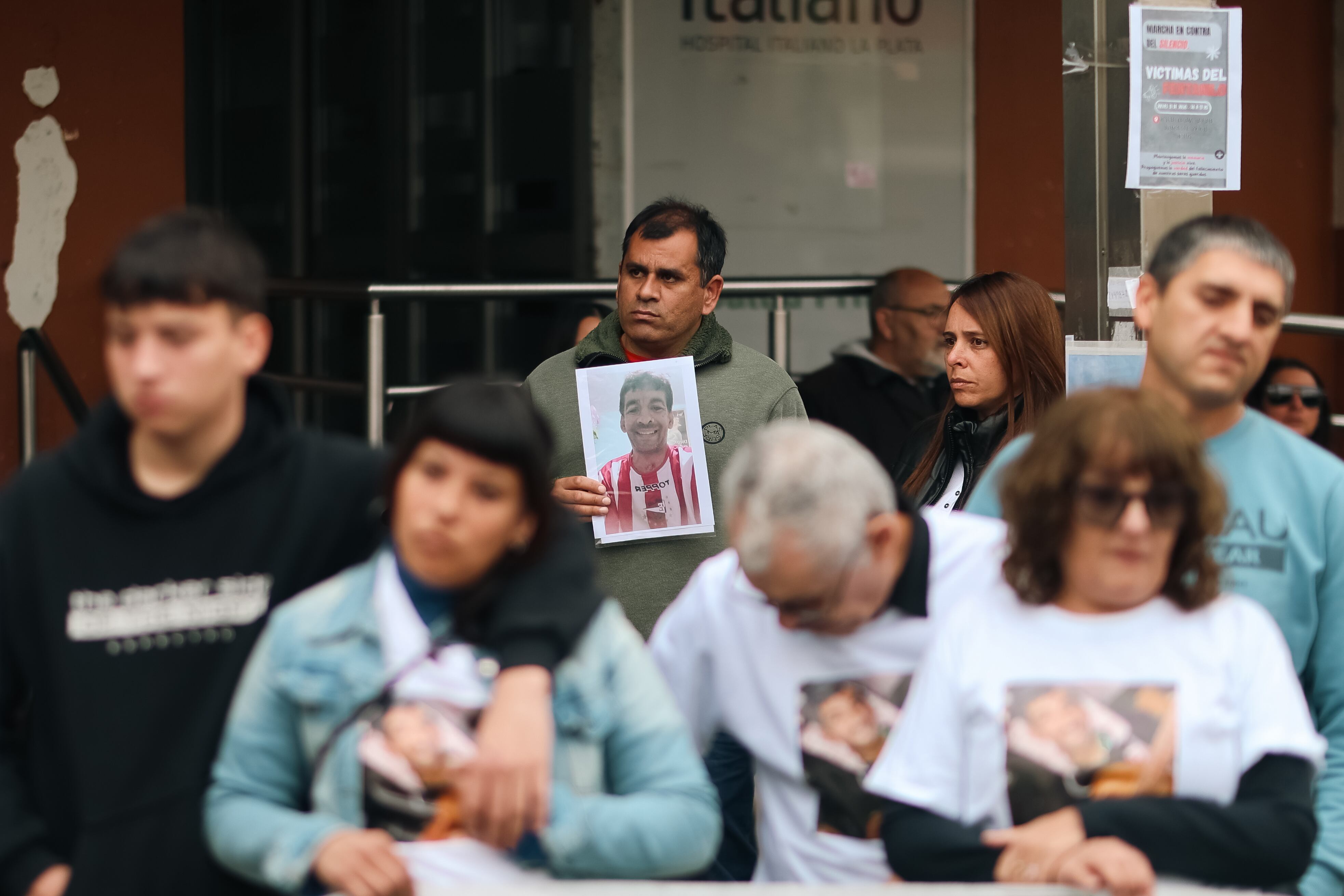 Familiares de victimas mortales por el uso de fentanilo asisten a una manifestación este jueves, frente al Hospital Italiano de La Plata (EFE/Juan Ignacio Roncoroni)