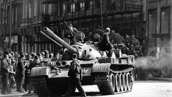 Tanques T-55 recorren las calles