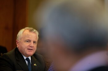 El embajador estadounidense John Sullivan,