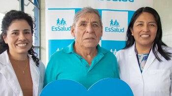 La cirugía fue posible gracias al trabajo coordinado de un equipo multidisciplinario integrado por oftalmólogos, enfermeras y personal asistencial (Essalud).