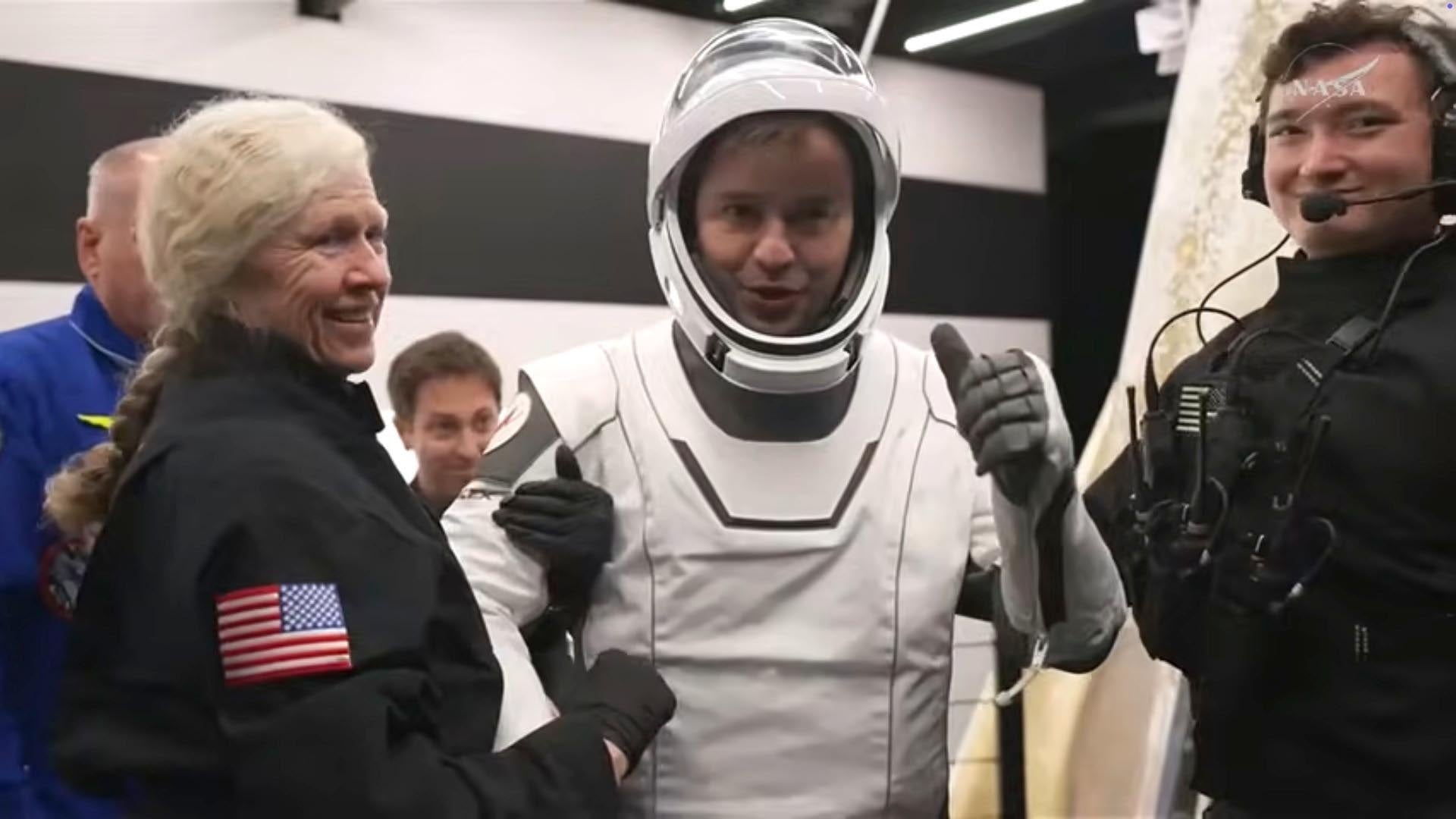 Esta captura de pantalla de un video proporcionado por la NASA muestra al astronauta ruso Oleg Platonov recibiendo ayuda para salir de la cápsula SpaceX Crew-11 después de que reingresaran a la Tierra en un amerizaje en medio de la noche cerca de San Diego, California, el jueves 15 de enero de 2026. (NASA vía AP)