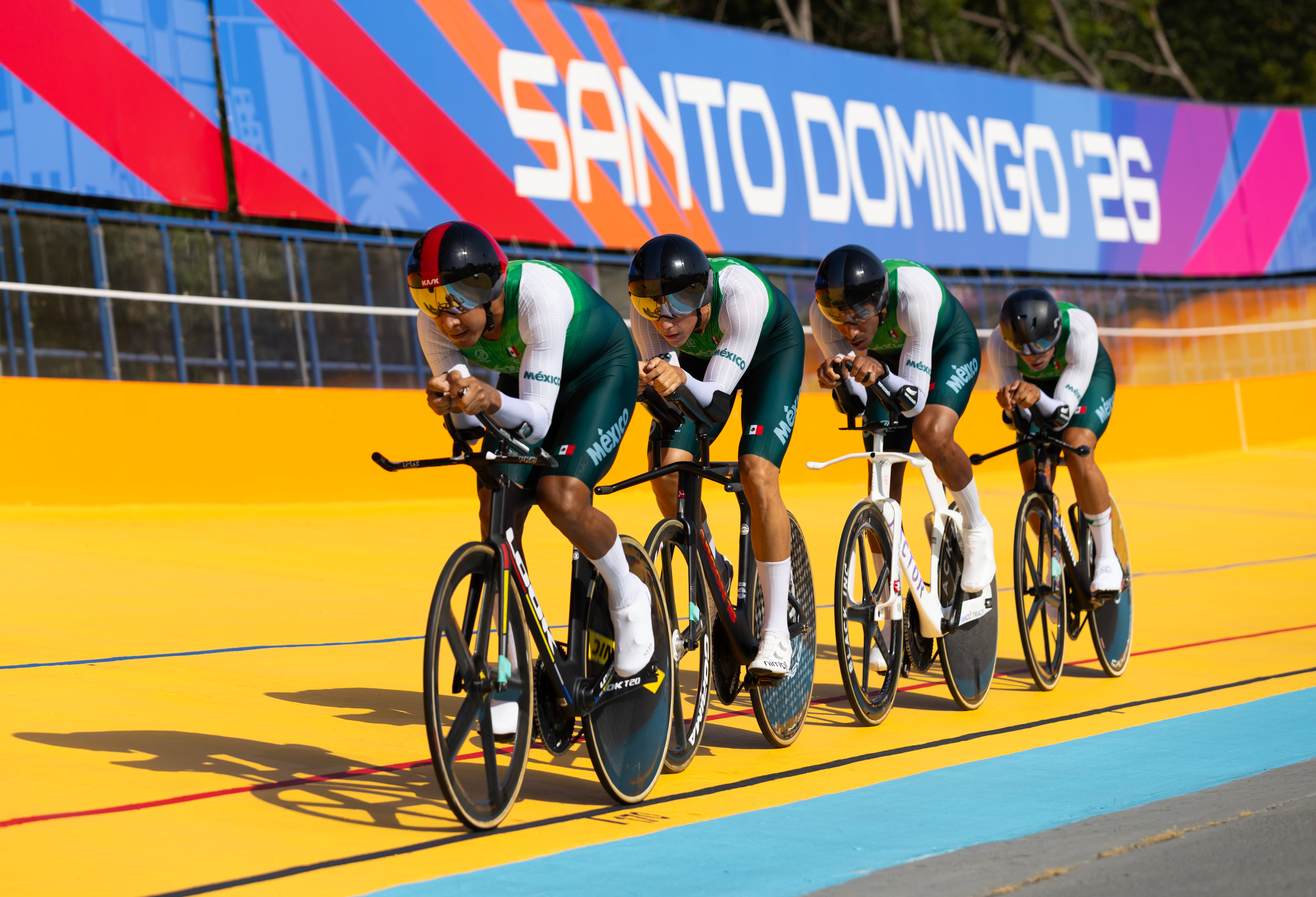 Ciclistas de México compiten en persecución por equipos masculino durante los XXV Juegos Centroamericanos y del Caribe Santo Domingo 2026, en Santo Domingo (República Dominicana). EFE/ Orlando Barría