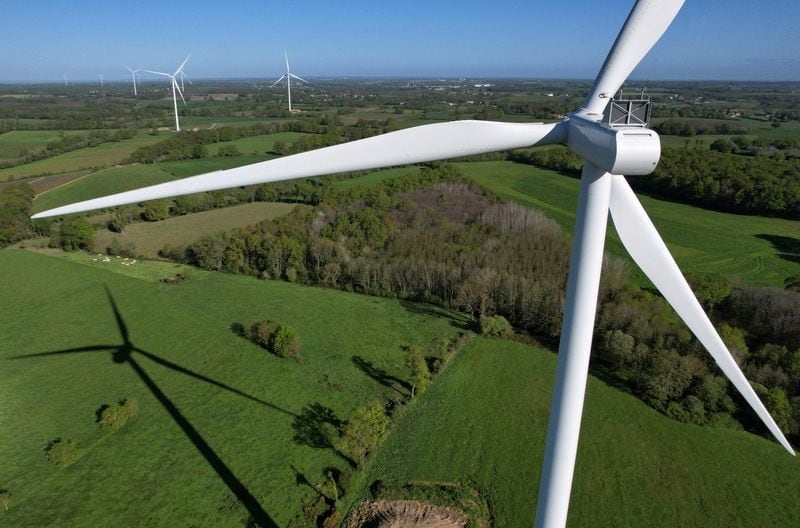 Imagen de las turbinas de molino de viento generadoras de energía en un parque eólico en La Regrippiere, cerca de Nantes, Francia. (REUTERS/Stephane Mahe)