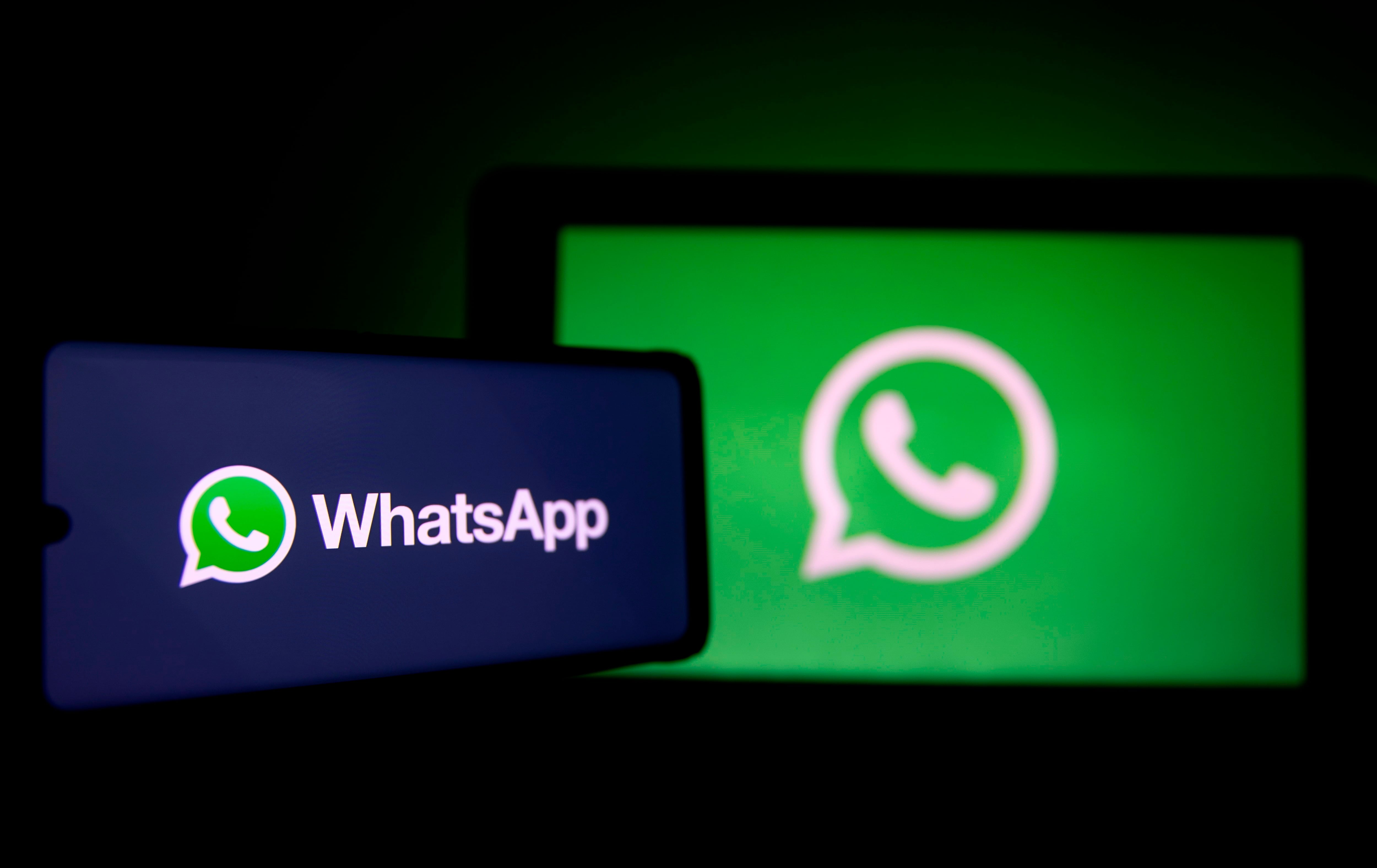 WhatsApp recordó que la aplicación es gratuita y que cualquier cobro por usar el servicio puede buscar datos financieros o personales. (Foto: EFE/EPA/IAN LANGSDON/Archivo)