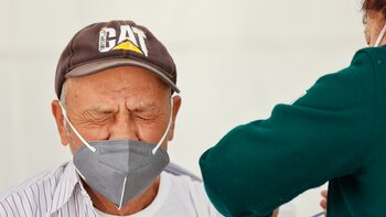 Vacunación contra COVID-19 a adultos