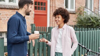 Por qué saludar o agradecer