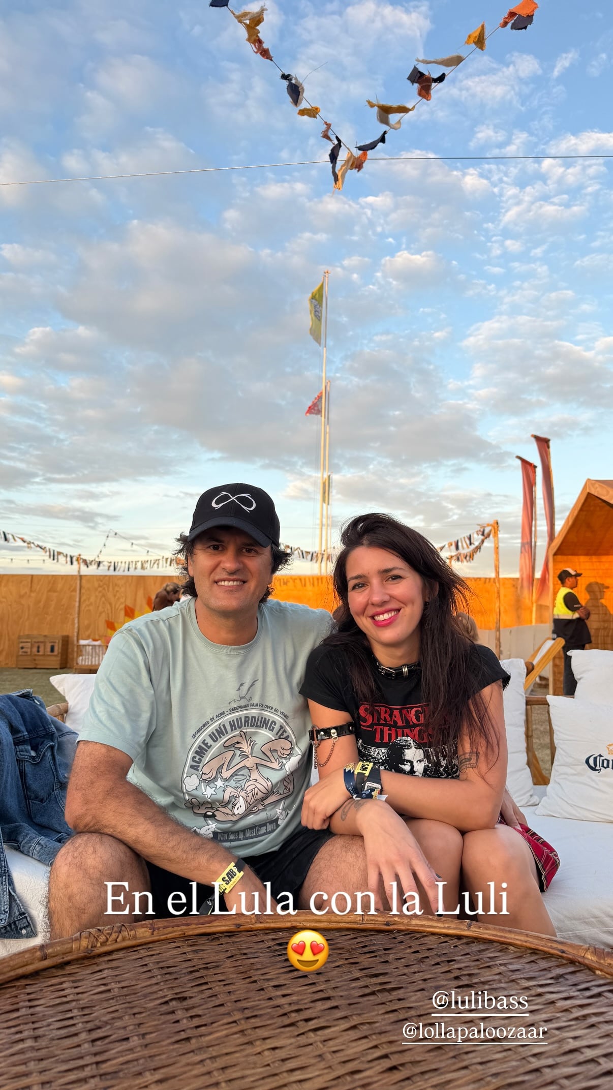 La foto de Andrés Ciro Martínez y Luli Bass en Lollapalooza Argentina desata repercusión masiva en redes sociales y medios digitales