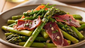 Receta de salteado de espárragos con jamón serrano, rápida y fácil