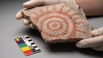 Una placa pintada de 4.000 años en Indonesia revela cómo viajaban los símbolos de los primeros navegantes del Pacífico