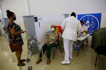 La Caja de Seguro Social (CSS) y el Ministerio de Salud mantienen una jornada intensiva de vacunación a nivel nacional. EFE/Bienvenido Velasco