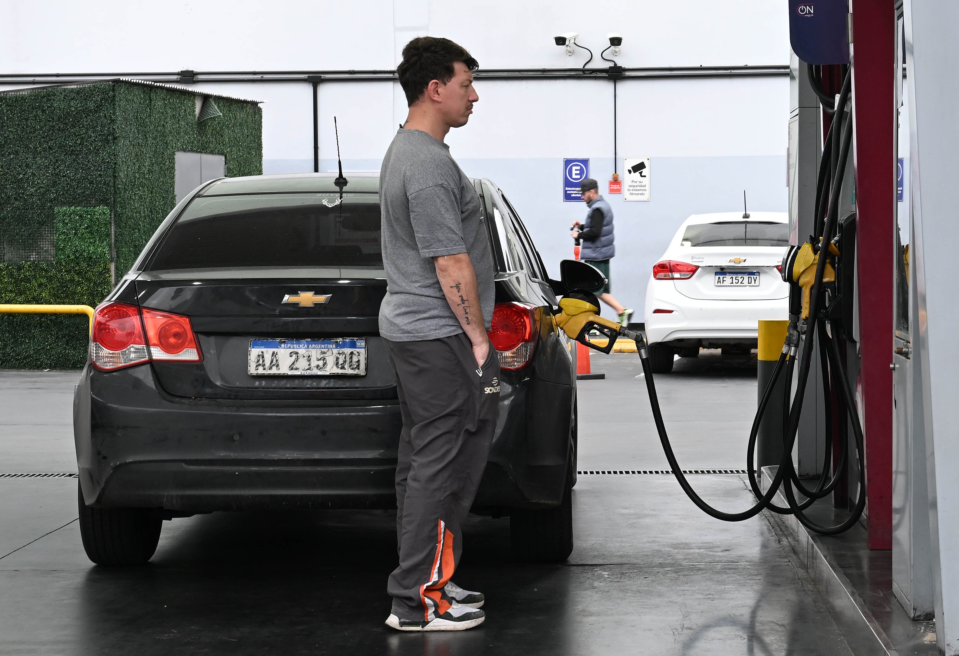 Ante el aumento de precios del combustible, muchos usuarios dudan respecto a cargar nafta Súper o Premium. (Maximiliano Luna)