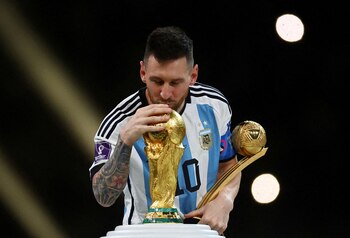 Lionel Messi besa el trofeo