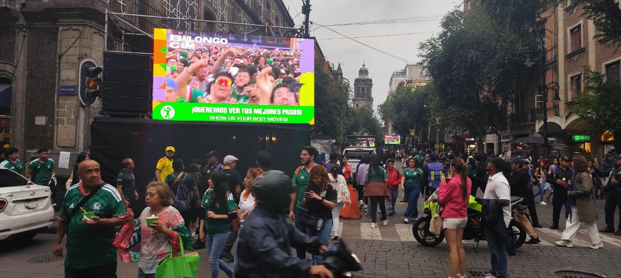 Multitud de aficionados reunidos en un fan fest en el Zócalo de la Ciudad de México, observando el partido entre México y Corea del Sur en una pantalla gigante instalada en la calle. (Jefatura Gobierno CDMX)