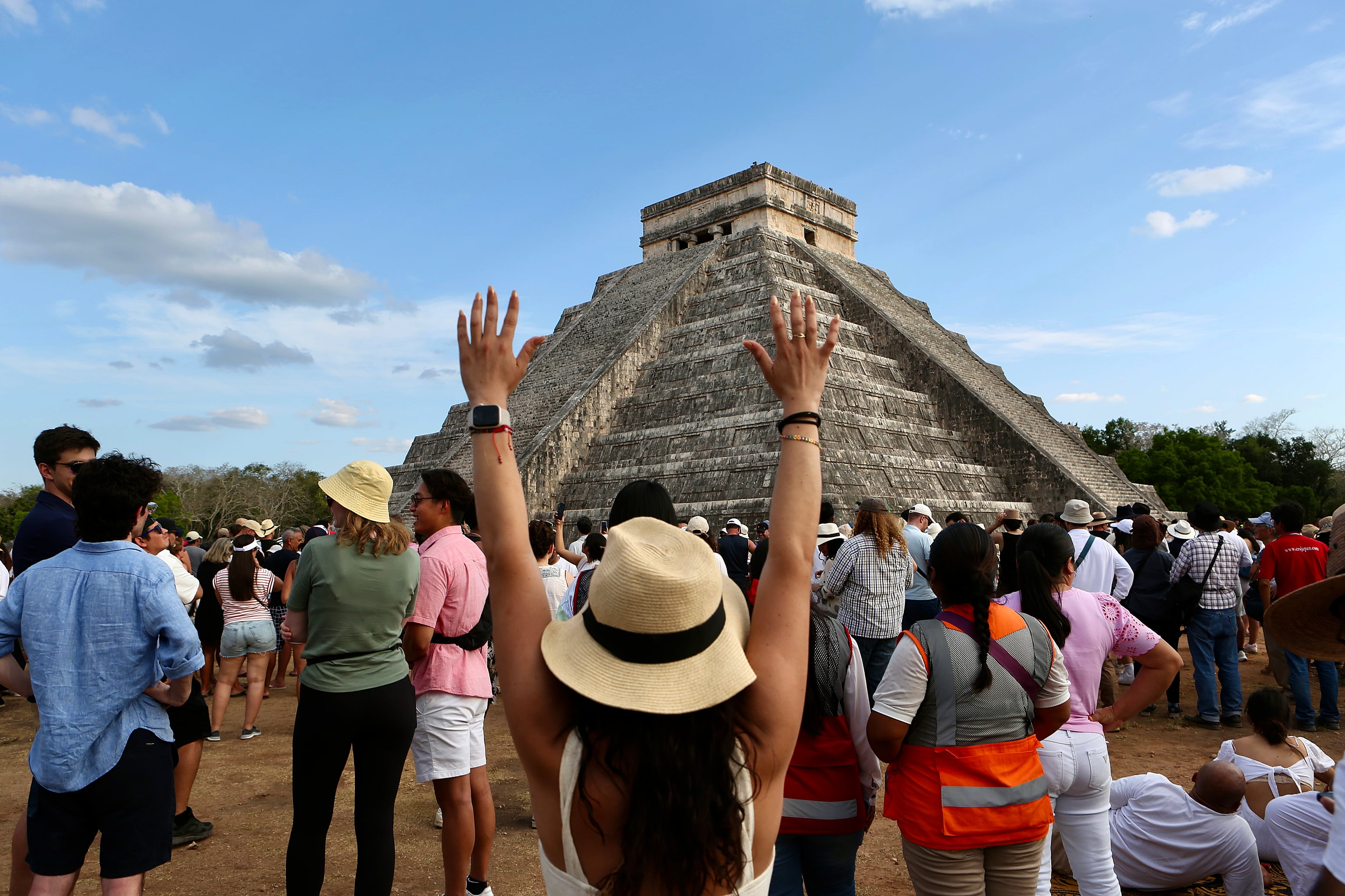 Turistas y visitantes se reúnen para recibir la llegada del equinoccio de primavera en la zona arqueológica de Chichen Itza en la ciudad de Mérida, Yucatán (México). EFE/Lorenzo Hernández