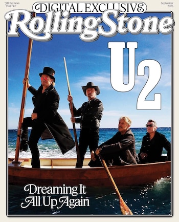 Cuatro hombres vestidos de negro viajan en un bote de madera en el mar con remos, bajo el logotipo de la revista Rolling Stone