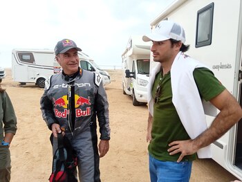 Carlos Sainz fue a ver a su padre al Rally Dakar