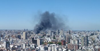 La columna de humo negro