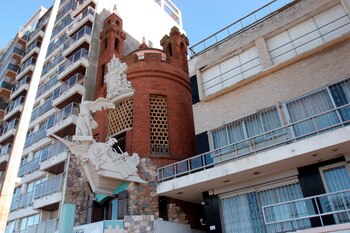 Vista de la fachada del Castillo Pittamiglio en Montevideo (Uruguay). EFE/Iván Franco/Archivo