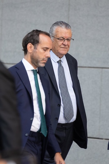 07/09/2026 El presidente de Plus Ultra, Julio Martínez Sola, a su llegada a la Audiencia Nacional, a 7 de septiembre de 2026, en Madrid (España). El juez de la Audiencia Nacional José Luis Calama, que investiga el 'caso Plus Ultra', ha citado a declarar como investigado al presidente de Plus Ultra, Julio Martínez Sola. Altos directivos de Plus Ultra expresaron al juez que la aerolínea pagó "elevadas cantidades de dinero" al empresario Julio Martínez Martínez, socio del expresidente del Gobierno José Luis Rodríguez Zapatero, por la presunta mediación del exlíder socialista en la concesión del rescate de 53 millones de euros que el Gobierno concedió a la aerolínea en 2020.
POLITICA
Jesús Hellín - Europa Press