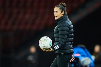 Montse Tomé da instrucciones durante