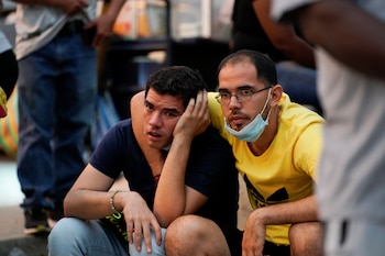 Familiares esperan a las afueras