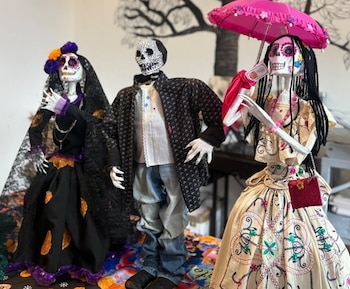 La Ruta de Calaveras Monumentales integra 32 piezas elaboradas con plástico reciclado en el centro de la ciudad.
(Instagram/@ayuntamientoxalapa)