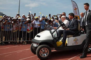 Francisco recorrió el estadio en un carrito de golf. Dialogó con la juventud y promovió la solidaridad en un país con varios problemas (REUTERS/Guglielmo Mangiapane)