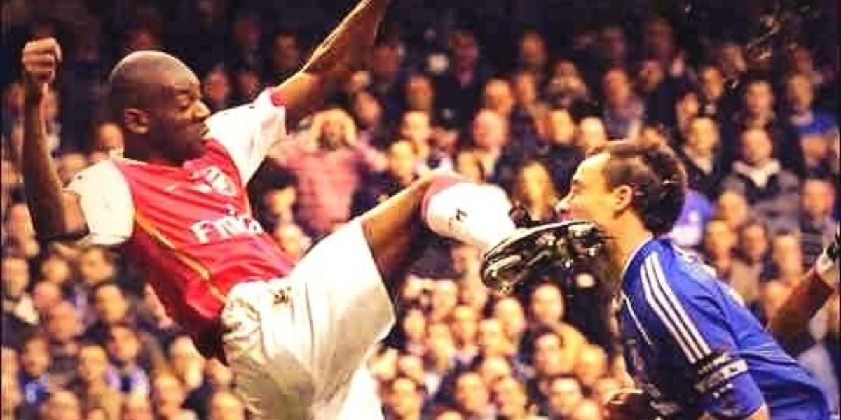 La final de la Copa de la Liga 2007 quedó marcada por el grave accidente de John Terry tras un choque con Abou Diaby del Arsenal (AP)